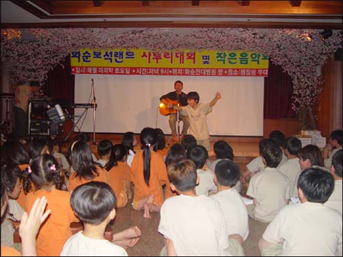 음악회가 진행되는 동안 당찬 친구 한 명이 음악에 맞춰 춤을 췄답니다. 